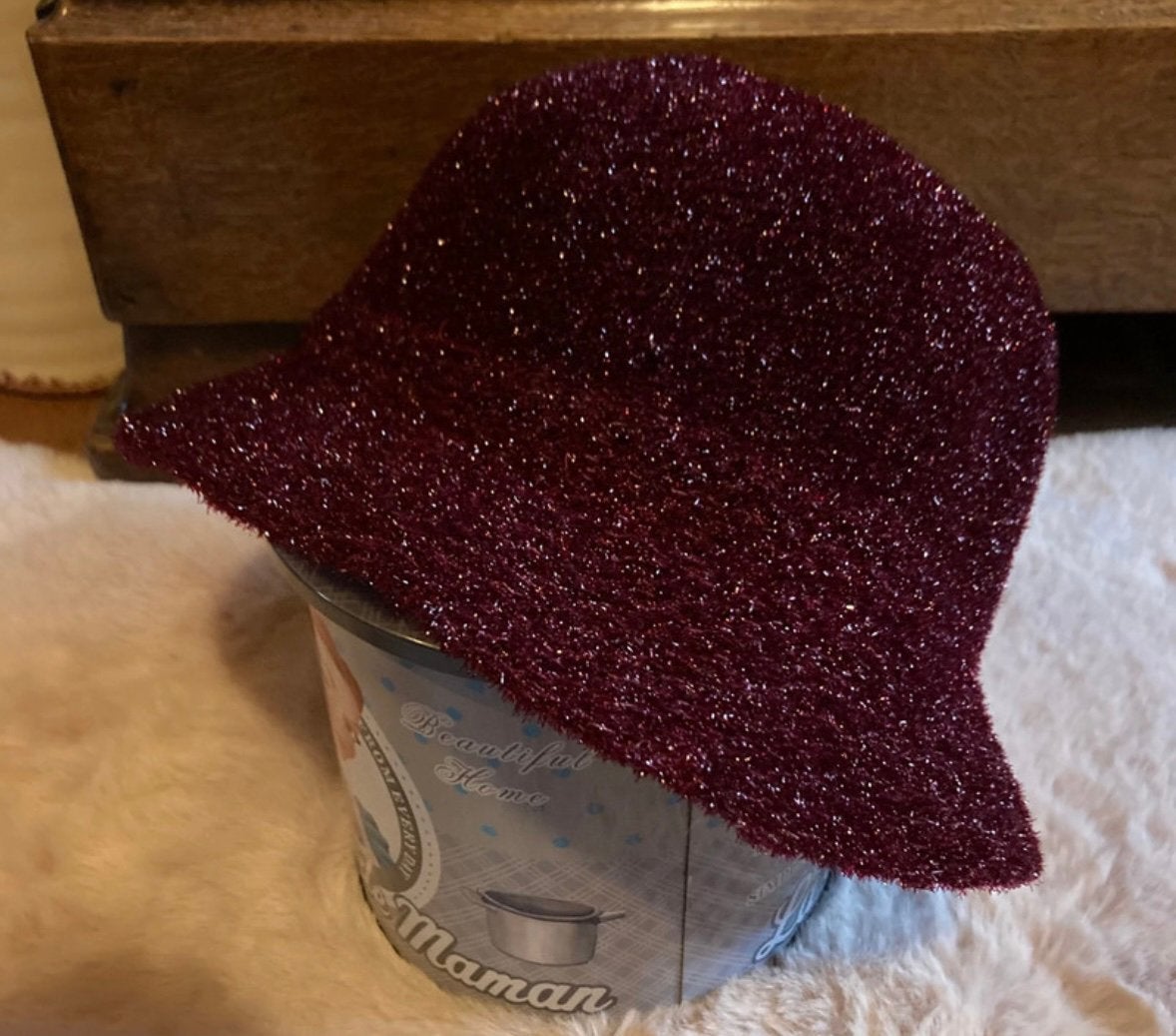 Nieuw stevig bordeaux rood hoedje met zilverdraad in., Ophalen of Verzenden, Nieuw, Hoed