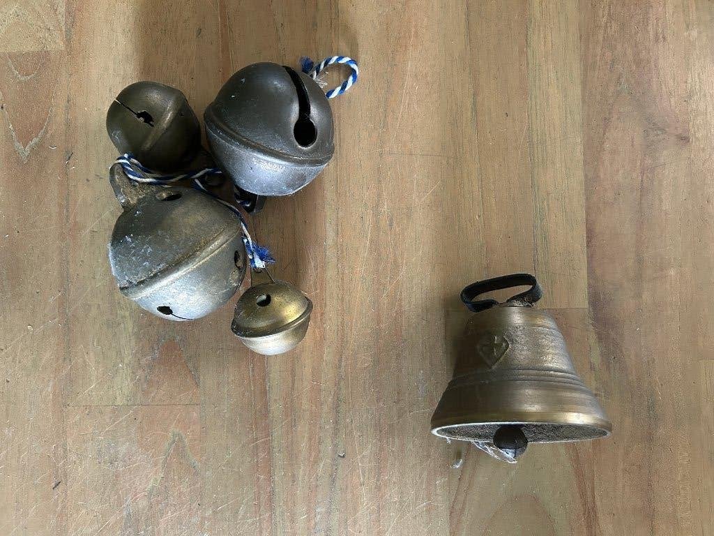 set van 2 kleine koeienbellen, Antiek en Kunst, Ophalen