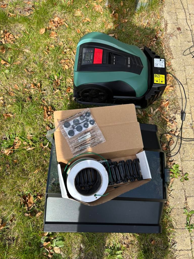 Tondeuse à gazon robotisée Bosch + Garage, Enlèvement ou Envoi, Utilisé, Moins de 20 cm, Contrôlable via l'application