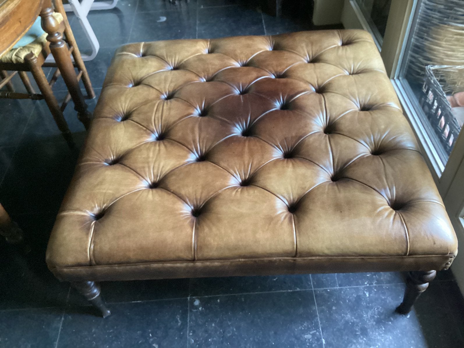 Chesterfield lederen poef / salontafel – 100  100 cm, Ophalen, Gebruikt, 100 tot 125 cm, 100 tot 125 cm