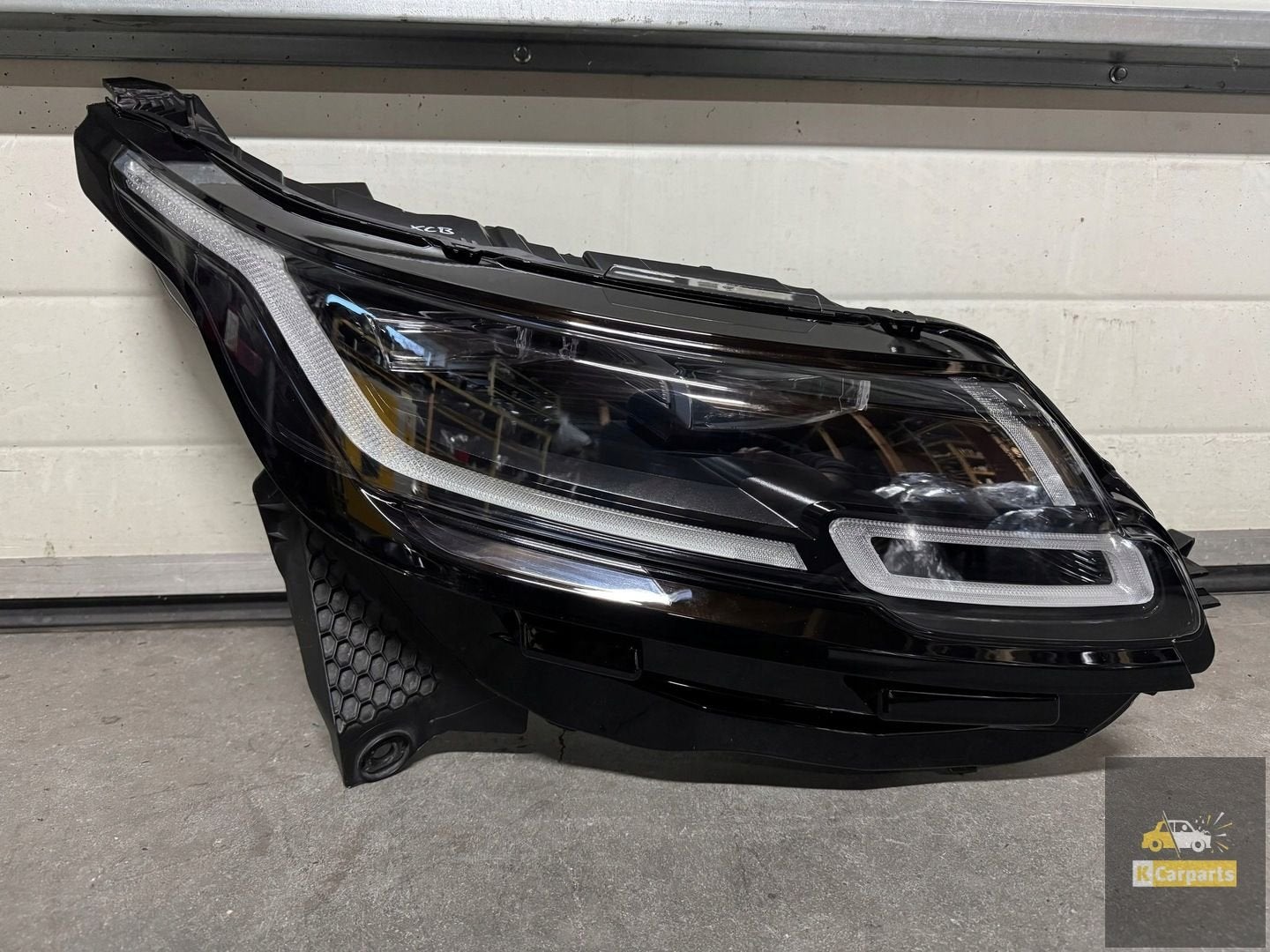 J8A213W029HF, Range Rover Velar LASER rechterlamp J8A213W029, Fabrikant BV, Gebruikt, Info@fabrikant.eu, Fabrikantstraat 1
1000 AA  Amsterdam, NL