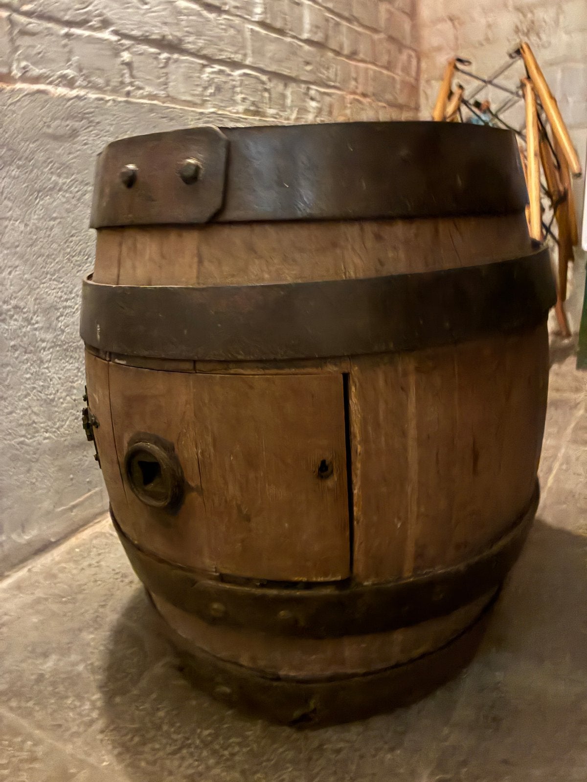 Authentiek Houten Biervat Kastje, Ophalen, Gebruikt, Rond, Met opbergruimte
