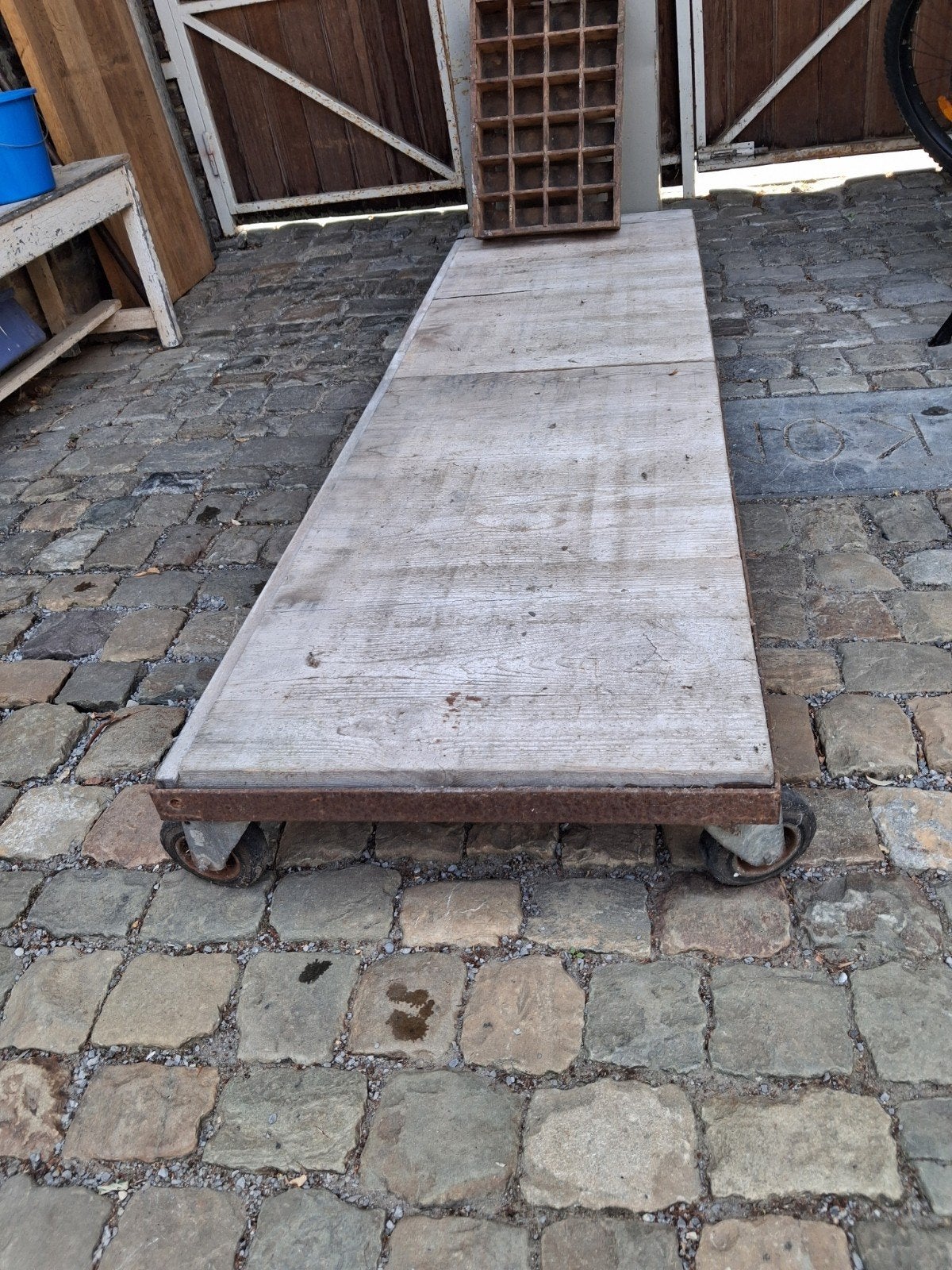 Lange smalle ijzeren kar met hout. Voor diepvriezer, Ophalen, Hout