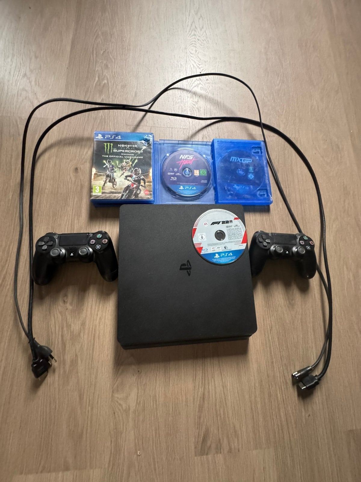 Ps4 1to avec 2 manettes et 5 jeux et les cable, Comme neuf, Enlèvement, 1 TB, Avec jeux
