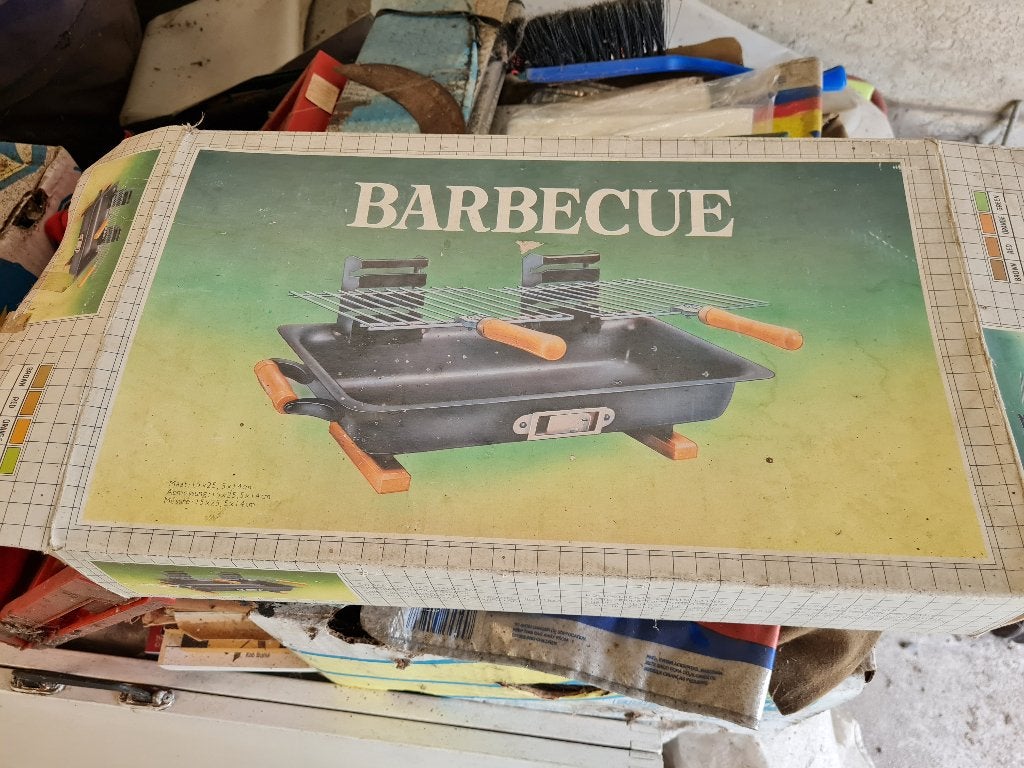 Kleine tafel houtskool barbecue, Tuin en Terras, Ophalen, Nieuw, Niet bekend, Met accessoires