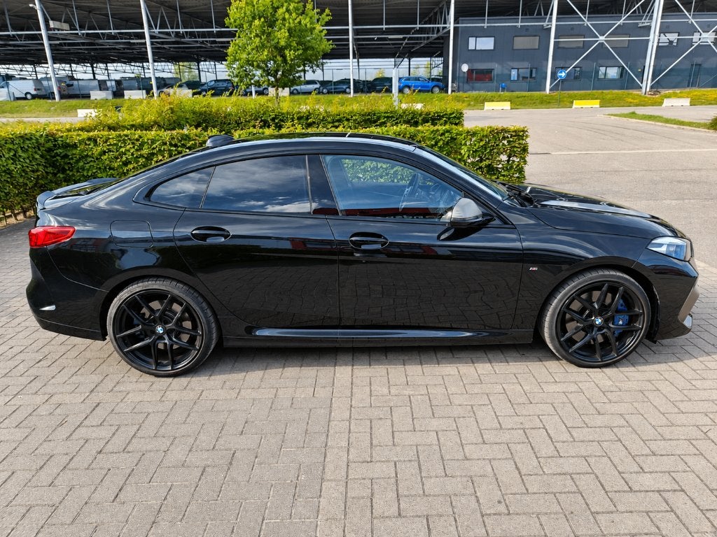 BMW M235i xDrive Gran Coupé | 306 PK | BTW | Garantie 2028, Auto's, Automaat, 4 cilinders, Verwarmde buitenspiegels, Zwart