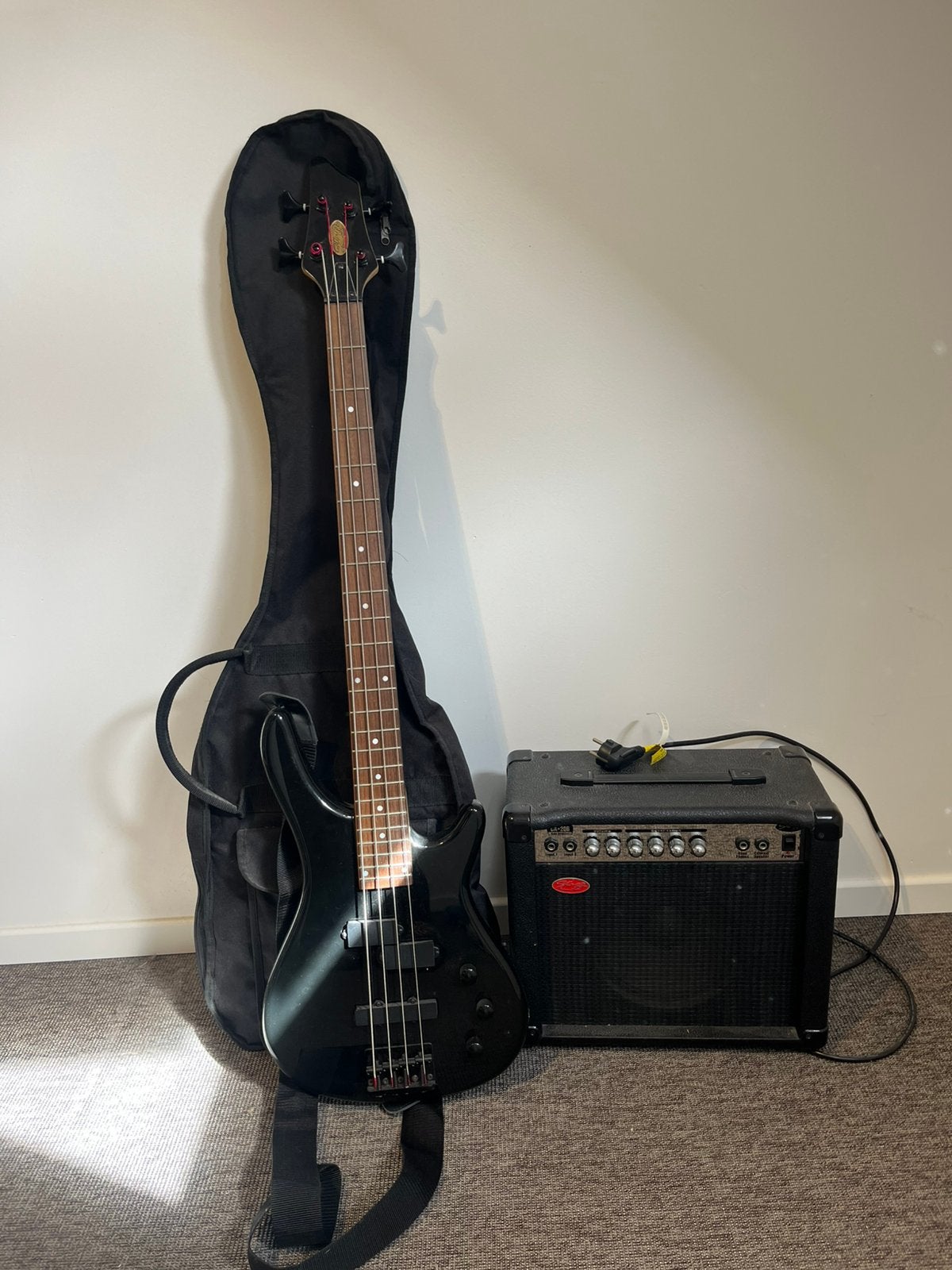 Basgitaar + versterker, Muziek en Instrumenten, Ophalen, Zo goed als nieuw