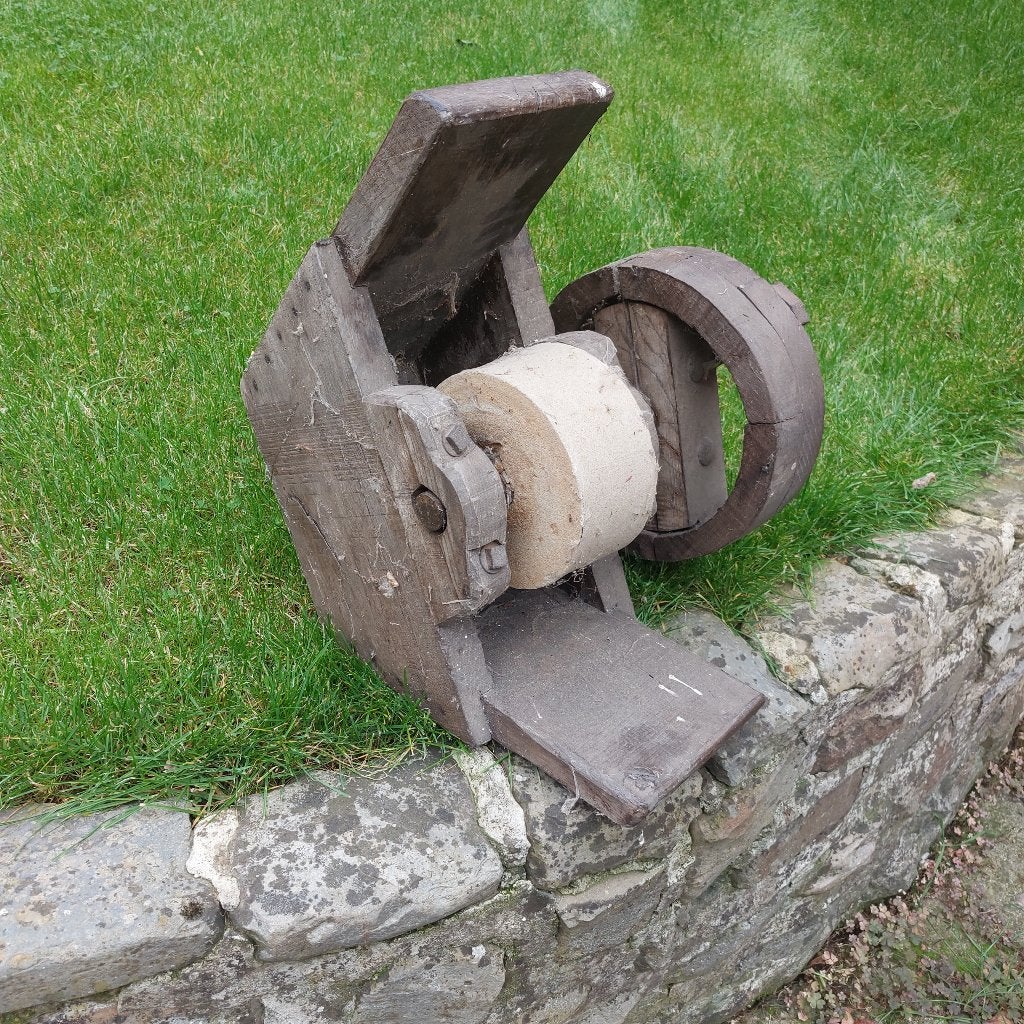 Oude grote watermolensteen in hout en zandsteen, Ophalen