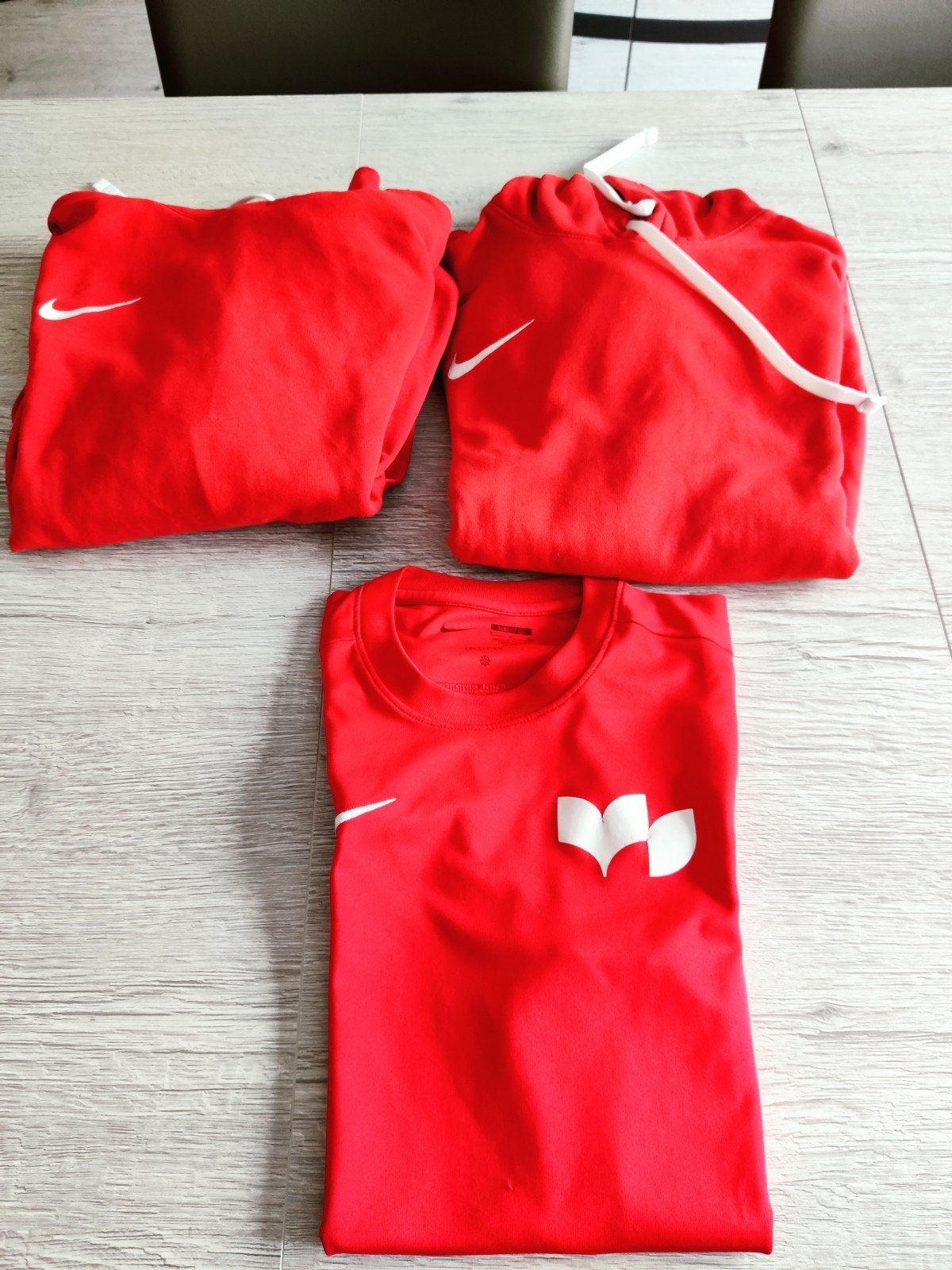 2 Rode hoodies en 1 sport T-shirt van GO At, Kinderen en Baby's, Kinderkleding | Overige, Ophalen