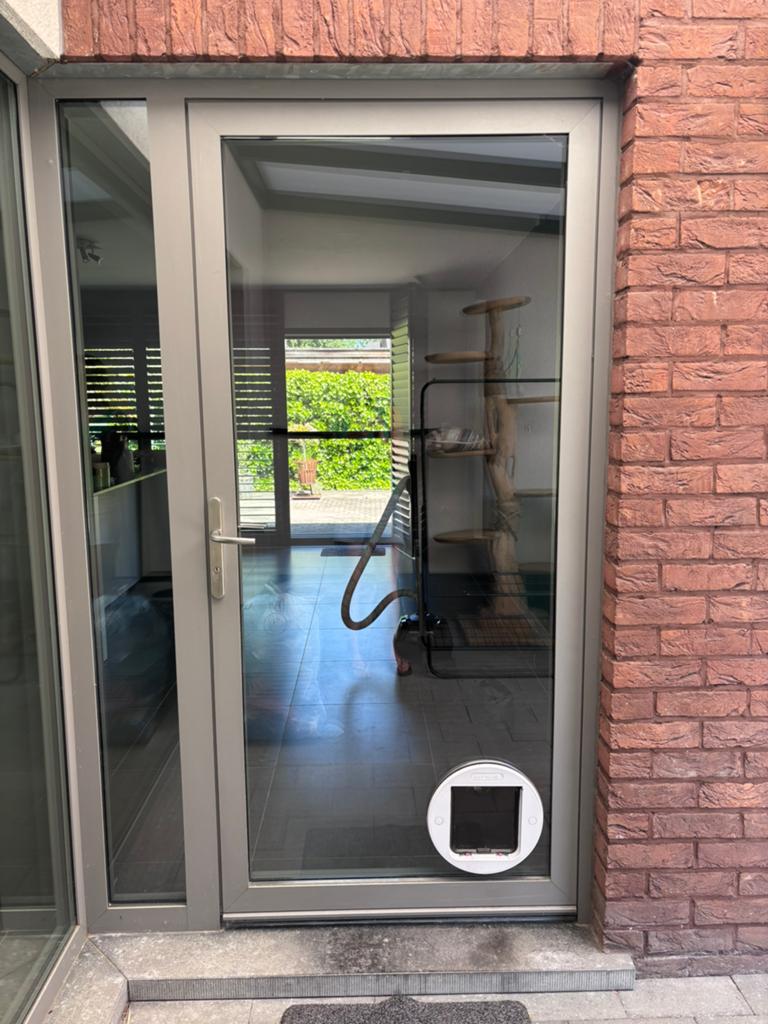 Ruit met kattenluik, Ophalen, Zo goed als nieuw