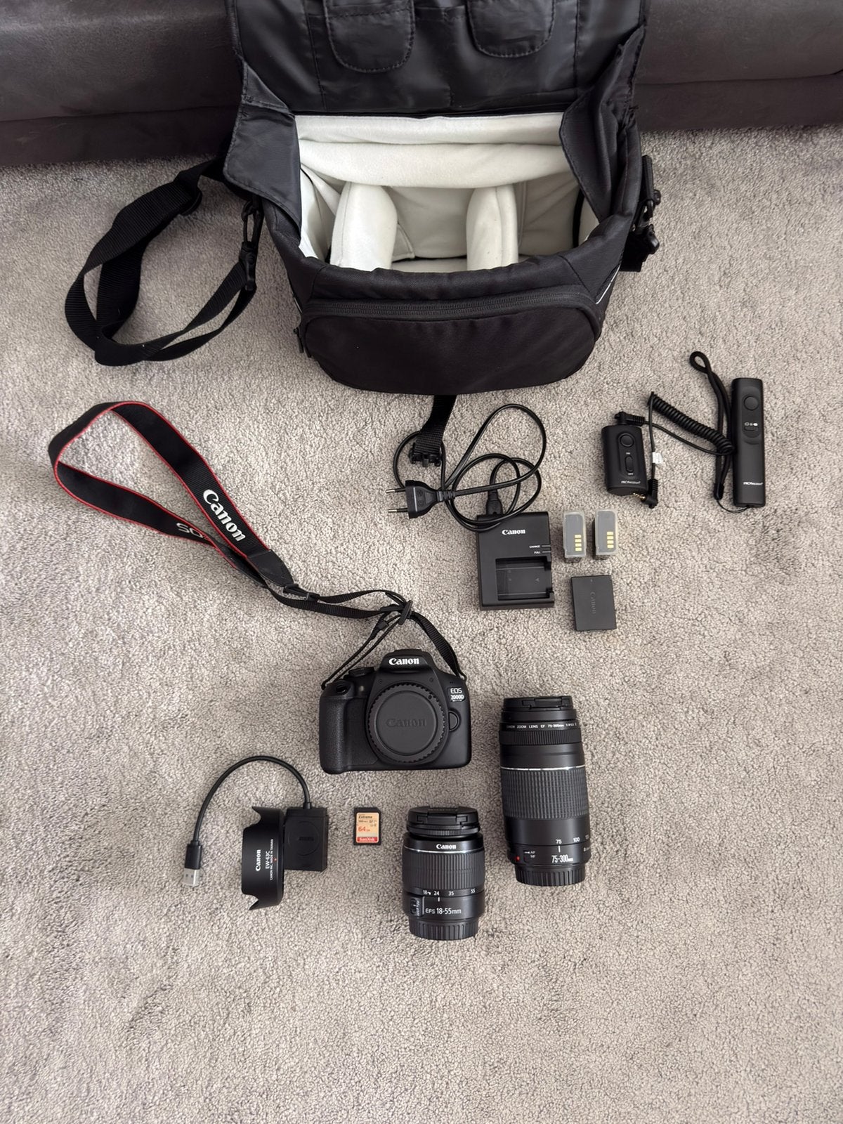 Canon EOS 2000D + 2 objectifs + nombreux accessoires, Enlèvement ou Envoi, Comme neuf, Chargeur, Canon