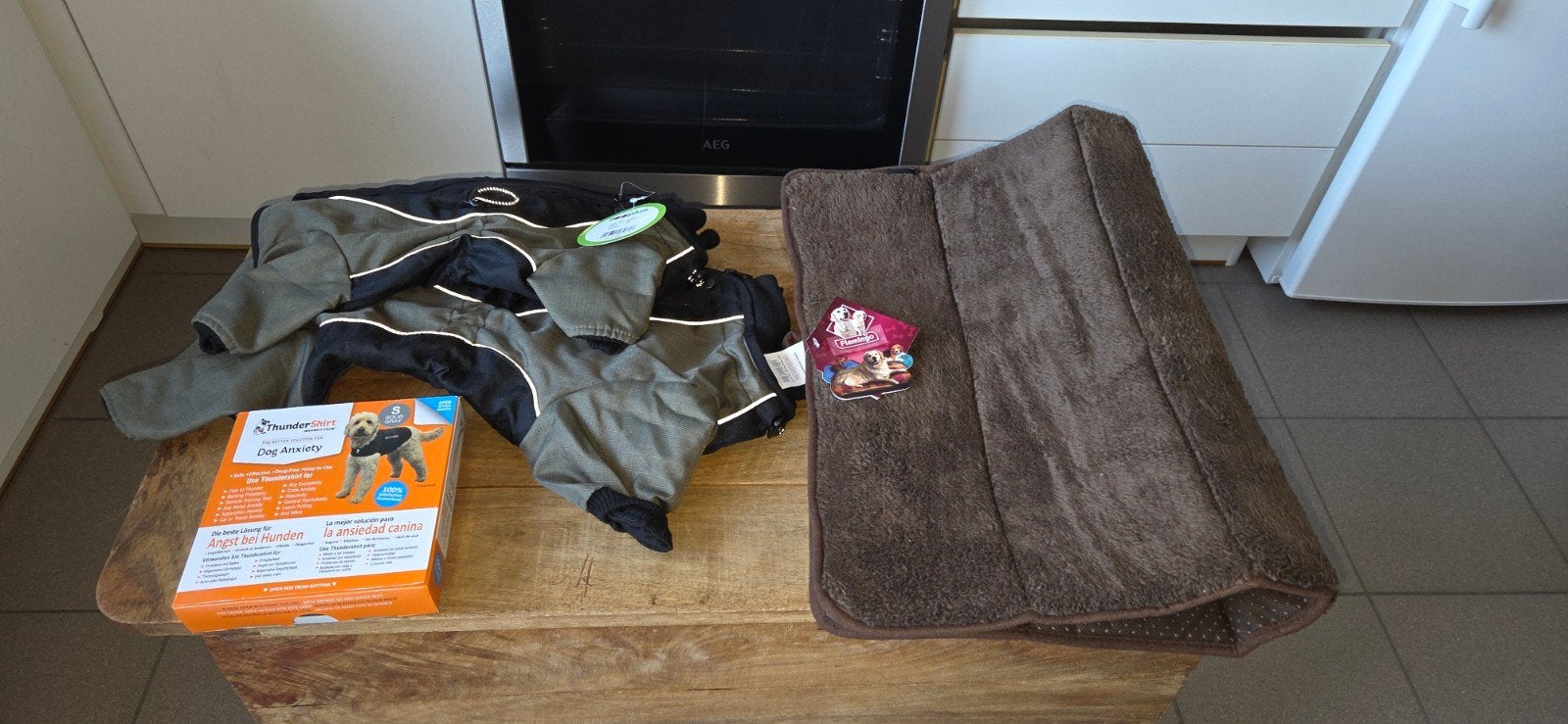 2 regenpakken voor honden, een thunder shirt en een kussen v, Ophalen, Zo goed als nieuw