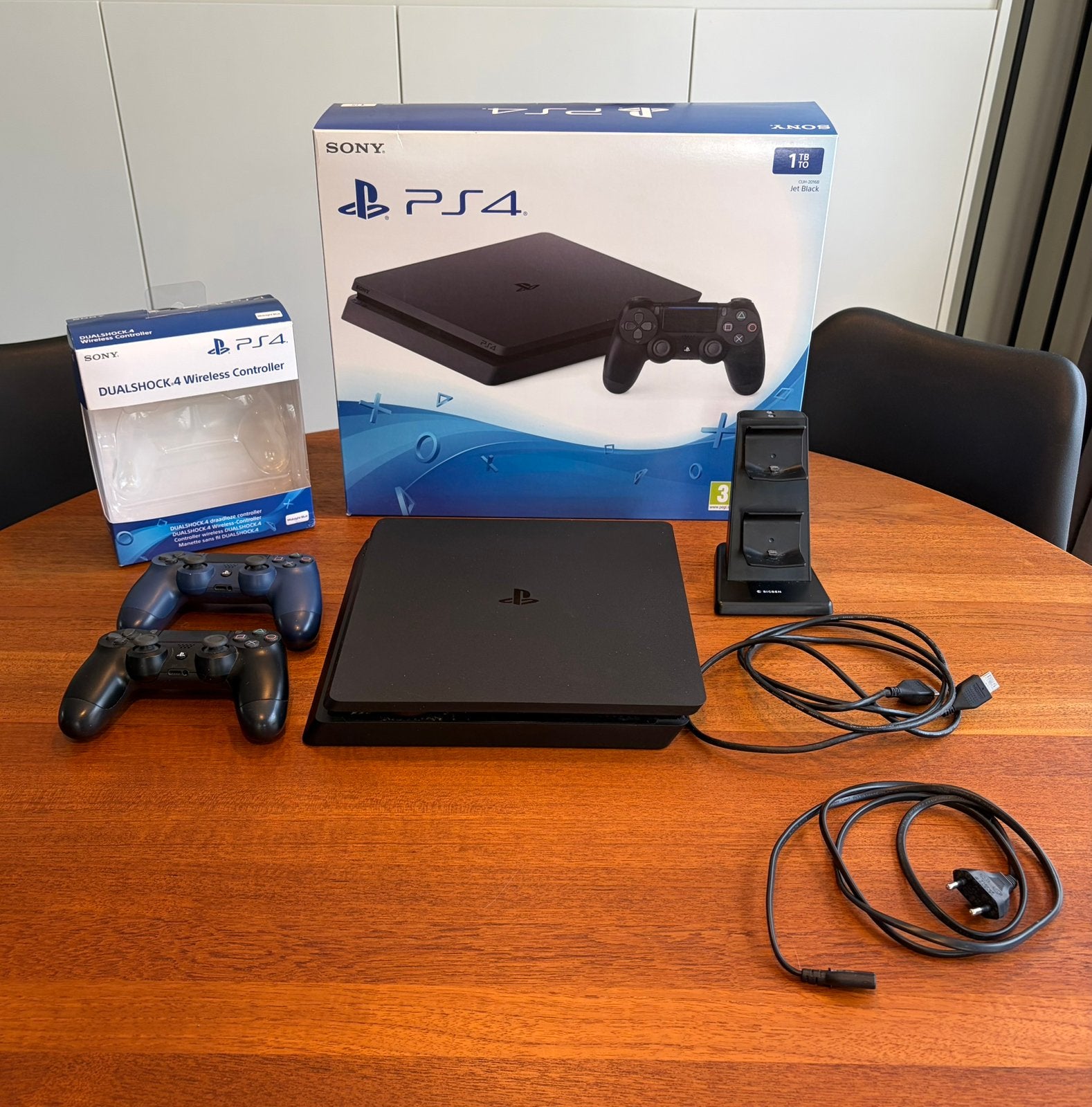PlayStation 4 Slim 1TB + 2 controllers + oplaadstation, Gebruikt, Met 2 controllers, Ophalen of Verzenden, 1 TB