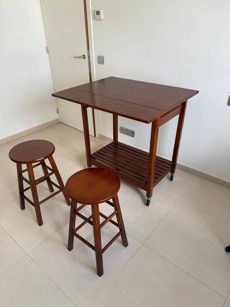 Ik verkoop een bartafel met stoelen., Ophalen