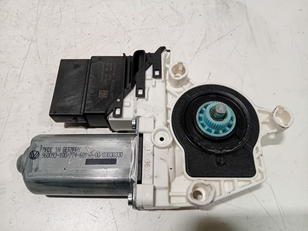Motor raammechaniek elektrisch links achter Volkswagen Golf, Onderdelen@venauto.nl, Van der Ven Autorecycling B.V., Ettenseweg 76, 4706 PB Roosendaal, The Netherlands
