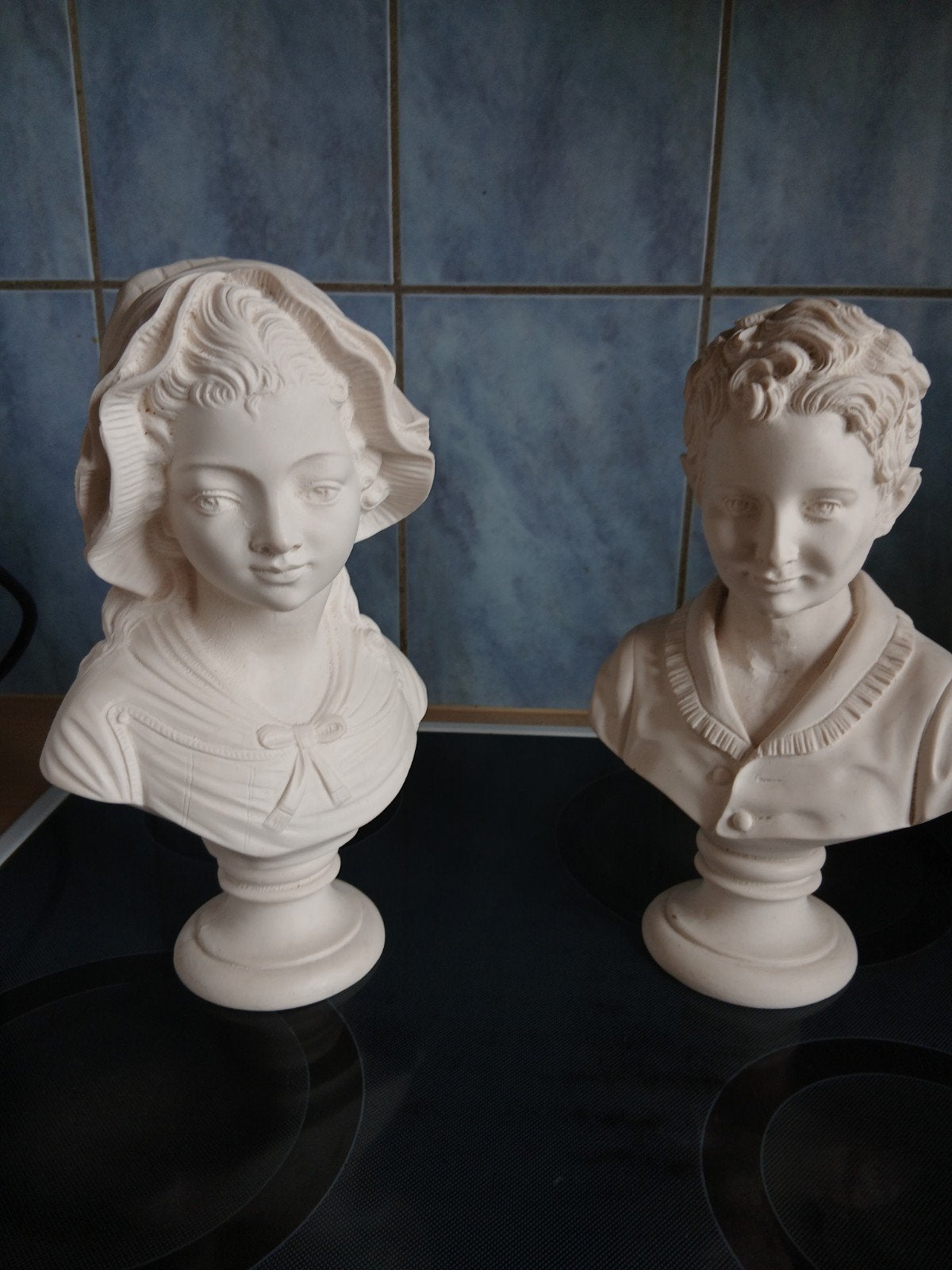 beelden buste jongen en meisje.  25€, Ophalen