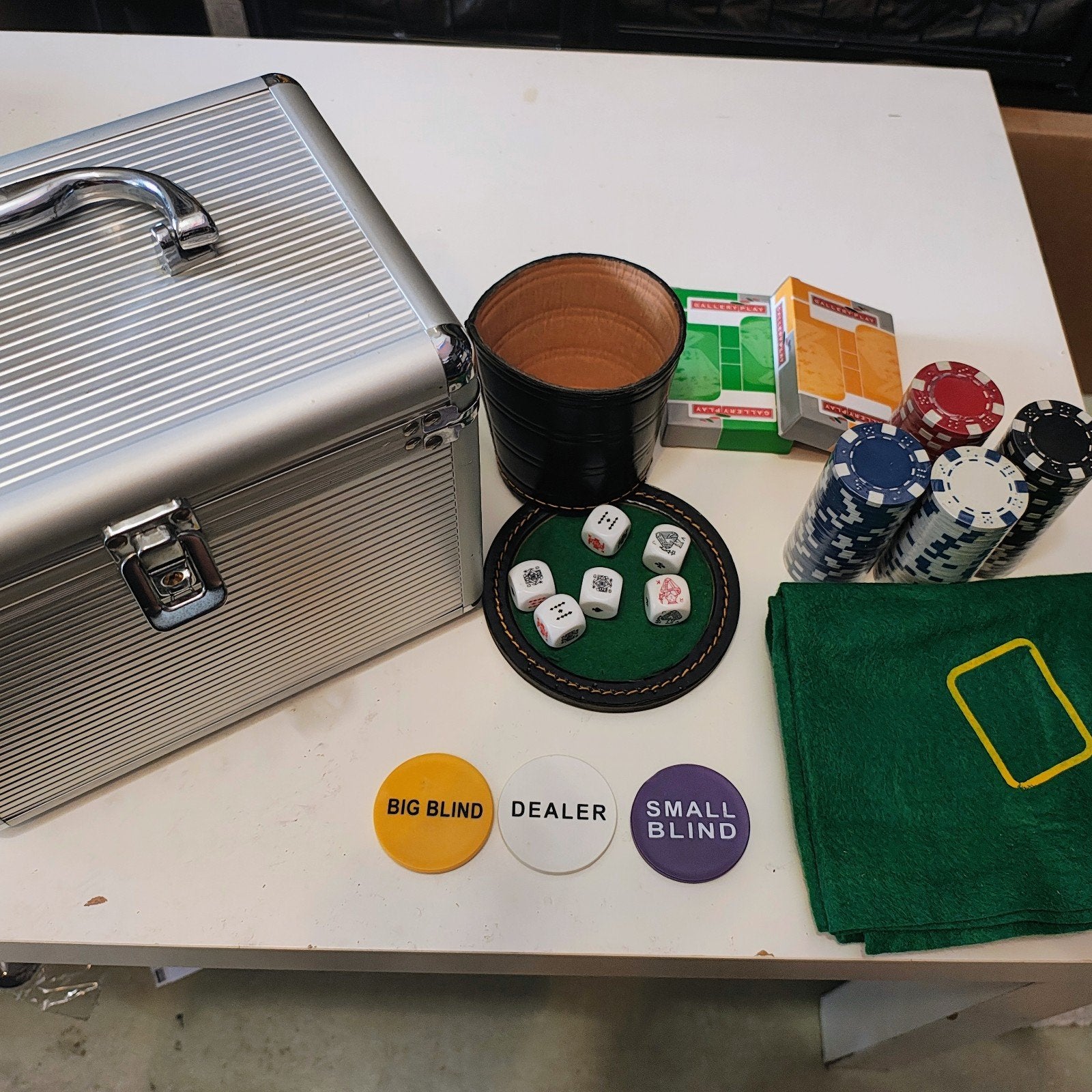 Set de poker dans un étui robuste., Enlèvement