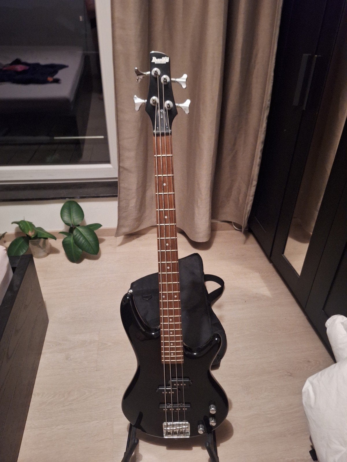 Ibanez basgitaar met versterker, 4m kabel, staander, en tas, Musique & Instruments, Enlèvement, Comme neuf, Électrique