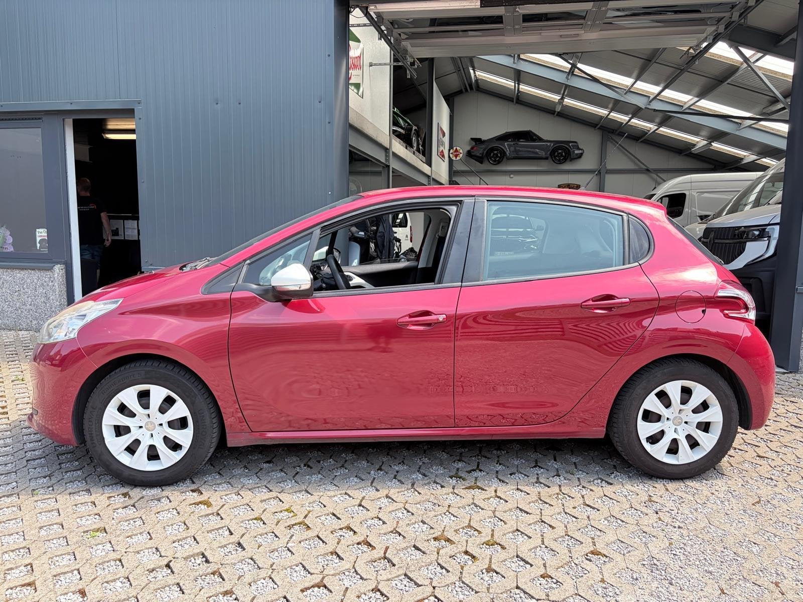 Peugeot 208 Benzine - Gereviseerde motor, Auto's, Voorwielaandrijving, Euro 5, Stof, Zwart