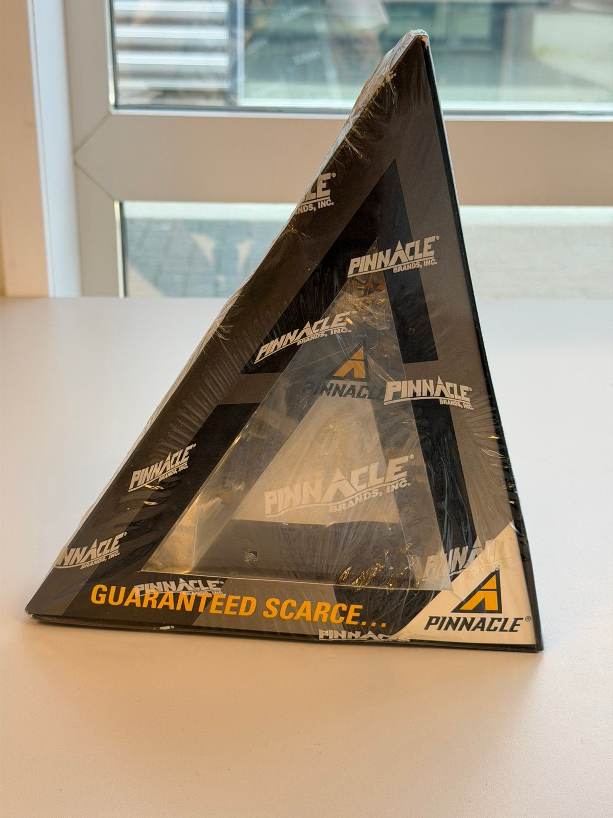 Pinnacle 1997 Sealed Driehoekige Promo Display Case Zeldzaam, Hobby en Vrije tijd, Ophalen of Verzenden, Nieuw, Overige typen