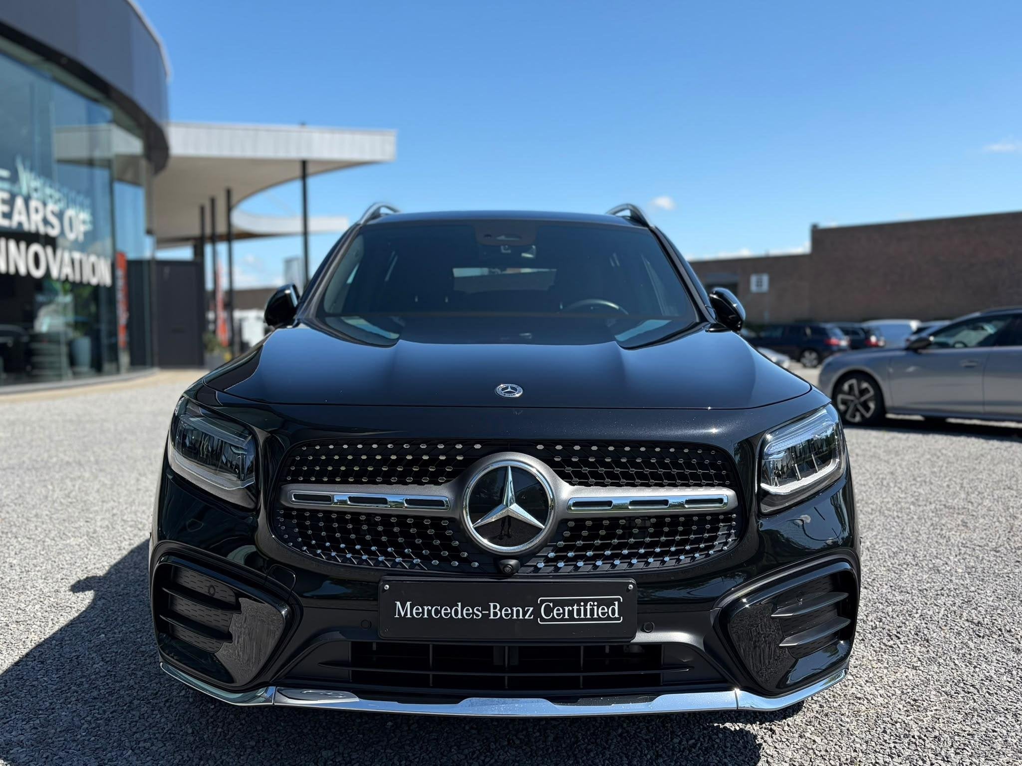 Mercedes-Benz GLB 180 AMG Line + PANO DAK + TREKHAAK + CARPL, Auto's, Dealer onderhouden, Stof, Gebruikt, 4 cilinders