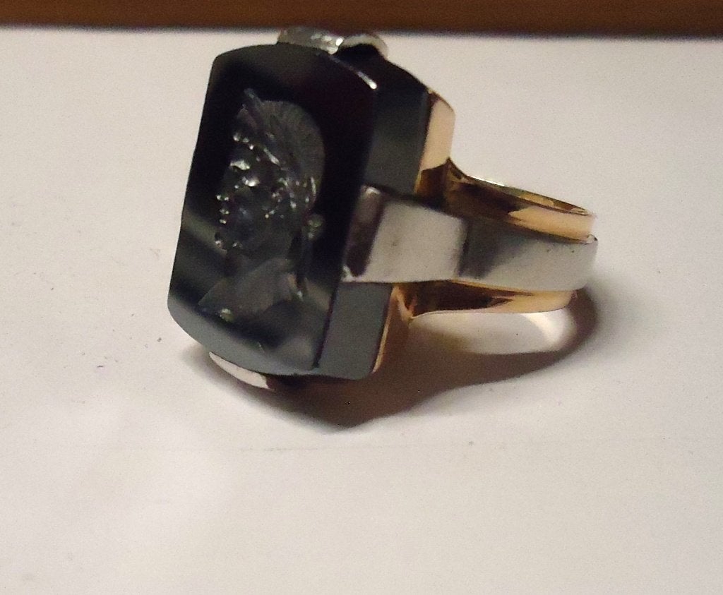 Bague ancienne en onyx taillé, avec tête de solda, Bijoux, Sacs & Beauté, Bagues, Enlèvement, Utilisé, Or, Avec pierre précieuse