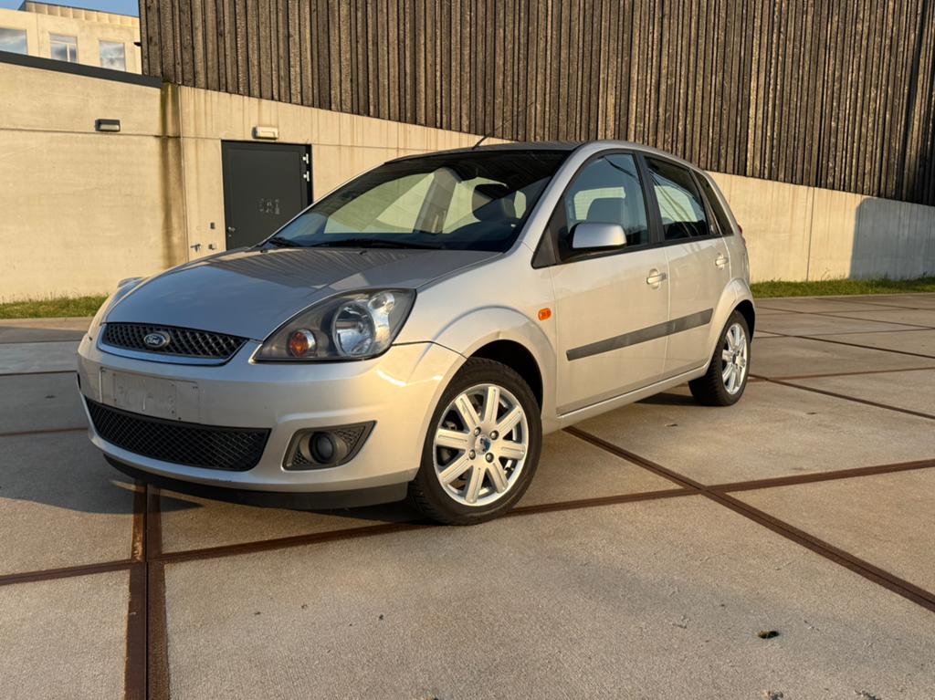 Ford Fiesta 1.4 essence/1er EIG/Climatisation/homologuée, Autos, Cuir, Argent ou Gris, Achat, Ordinateur de bord