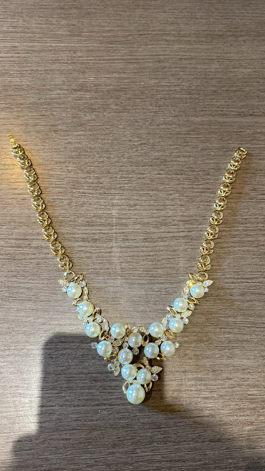 Ketting en broches, Ophalen, Zo goed als nieuw