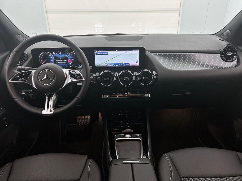Mercedes-Benz GLA-klasse 180 Essential Line | Verwarmde Zete, Auto's, Stof, Zwart, 4 cilinders, 136 pk
