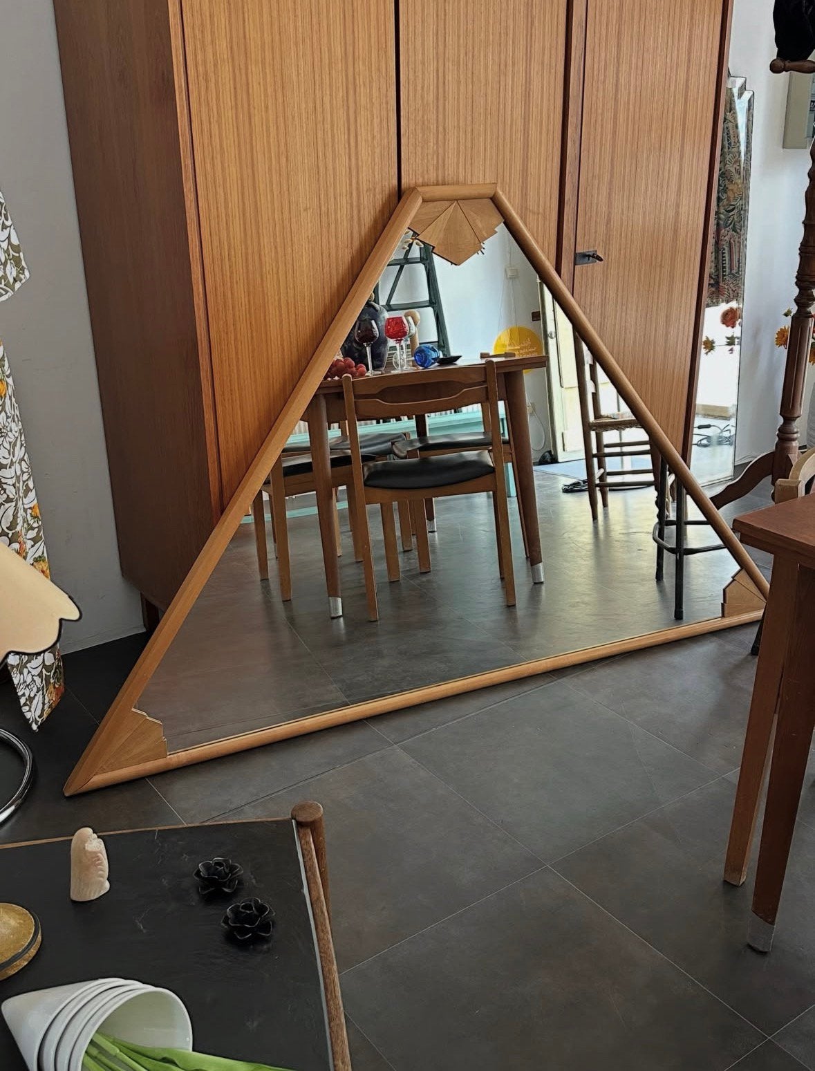 Grand miroir triangulaire à poser ou à suspendre, Maison & Meubles, Enlèvement, Comme neuf