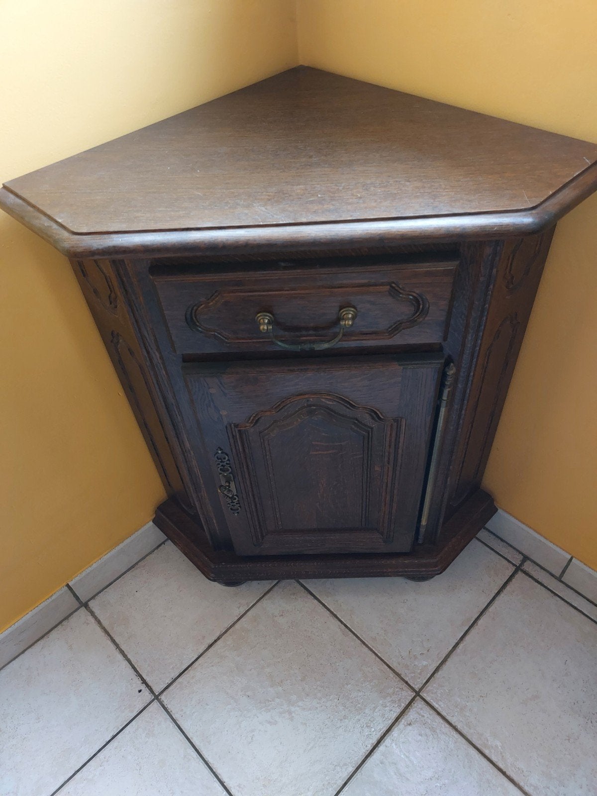 Hoekkastje L70 B45 H84. 0486 215927, Ophalen
