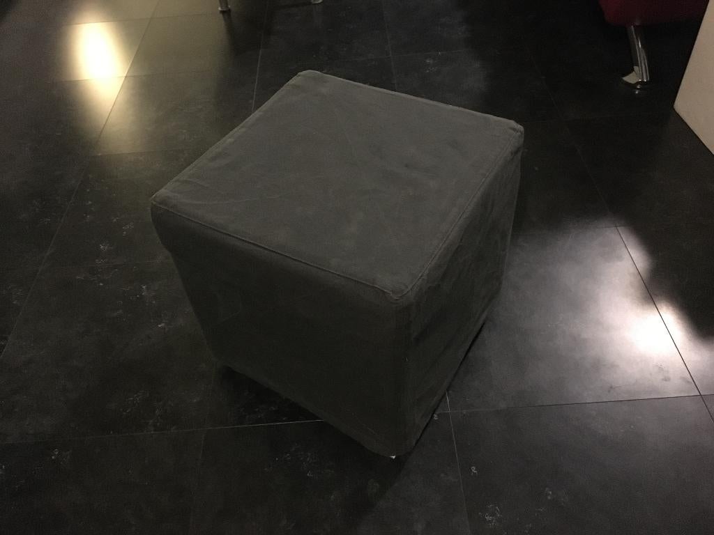 Poef met grijze stof (wasbaar)38x38x39cm, Maison & Meubles, Canapés | Repose-pieds & Poufs, Enlèvement ou Envoi, Comme neuf, Tissus