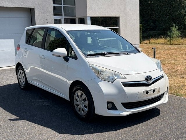 Toyota Verso-S 1,3 VVT-i benzine - GPS - Camera - Trekhaak, Auto's, Voorwielaandrijving, Stof, Zwart, 4 cilinders