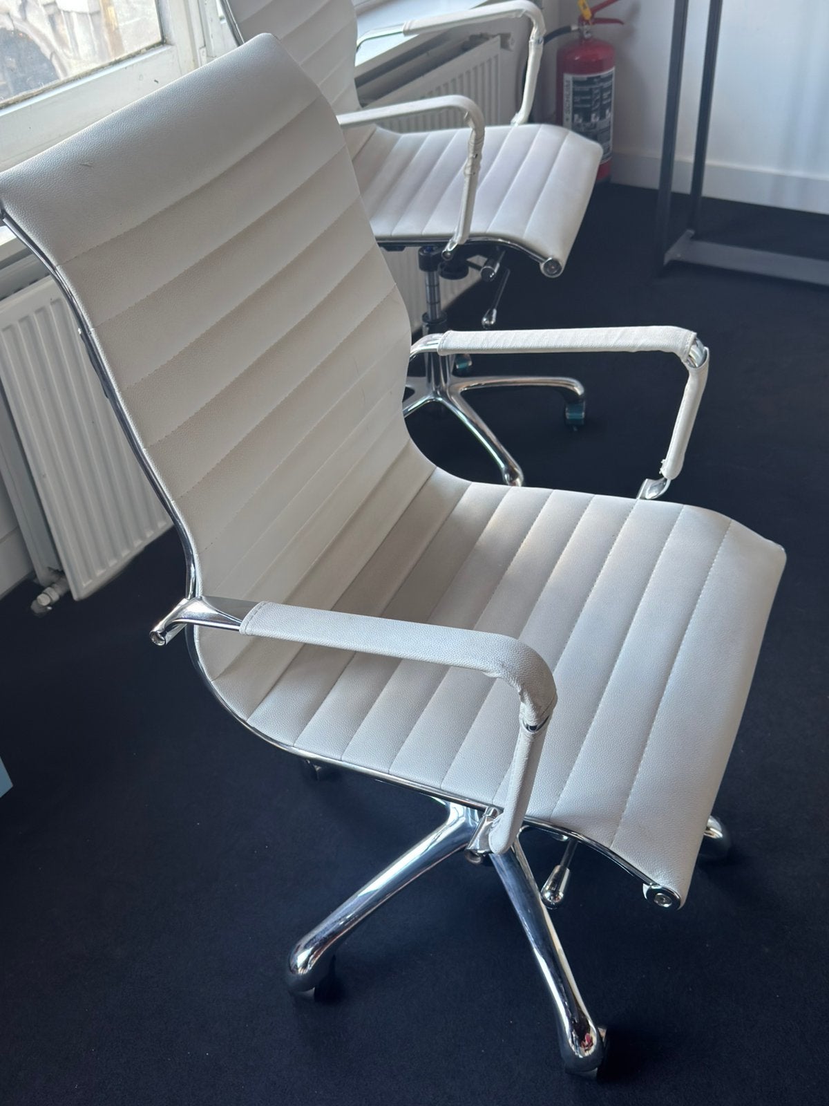 Bureaustoel design wit met chroom, Huis en Inrichting, Ophalen of Verzenden, Zo goed als nieuw, Wit, Bureaustoel