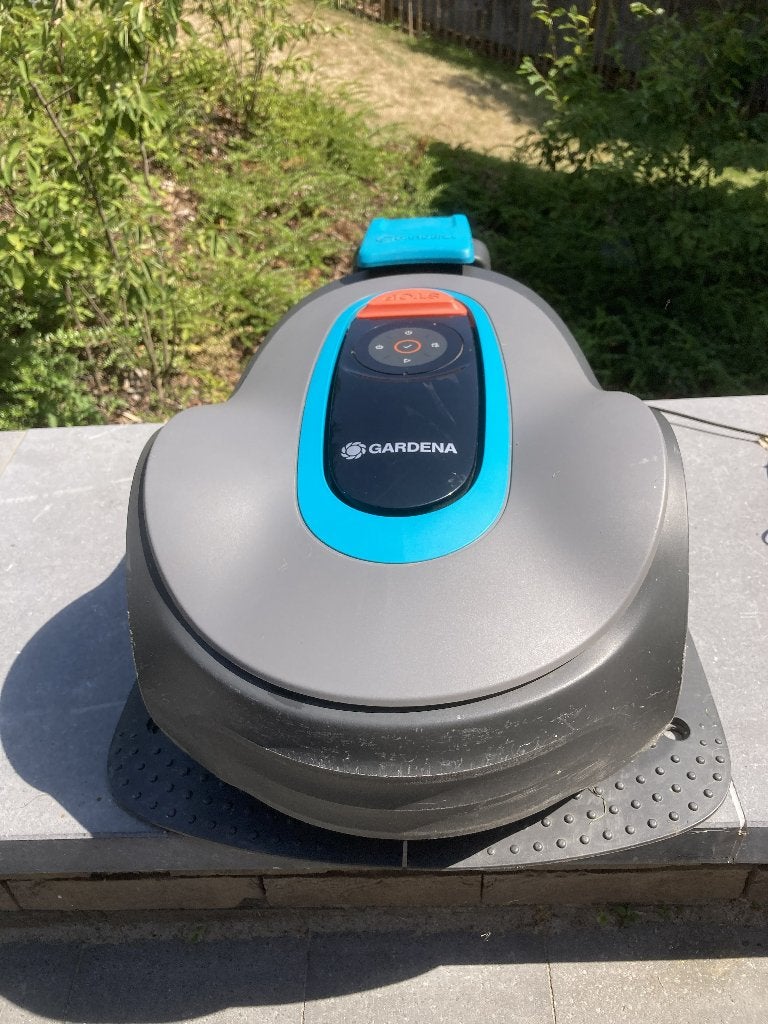 Robotmaaier Gardena Sileno Minimo 250, Tuin en Terras, Robotmaaiers, Ophalen, Bestuurbaar via app, Zo goed als nieuw, Minder dan 20 cm