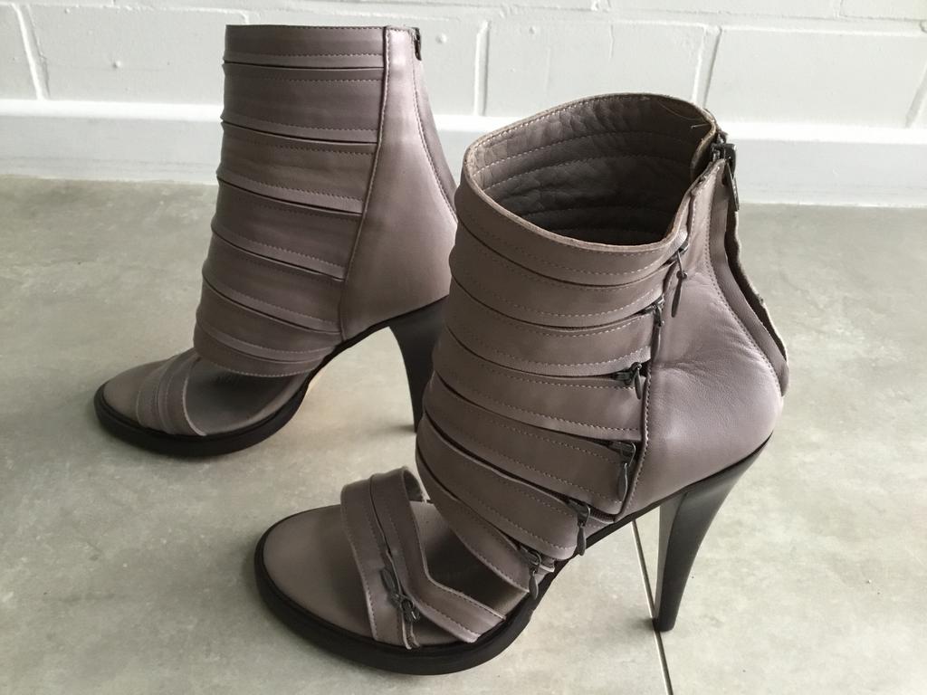 Lederen sandaal van het modehuis A.F. VANDEVORST, Kleding | Dames, Overige kleuren, Ophalen of Verzenden, Zo goed als nieuw, Schoenen met hoge hakken