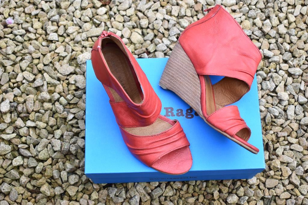 CIAO RAGAZZI sandalen-mt41-leder-als nieuw-goedkoper, Kleding | Dames, Zo goed als nieuw, Ciao Ragazzi, Rood, Sandalen of Muiltjes