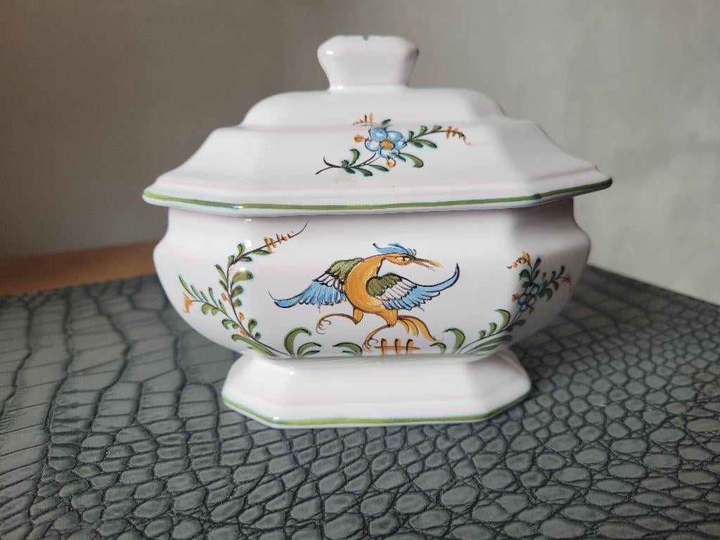 Moustier  aardewerk snoepdoos  mod. chimère, Antiek en Kunst, Antiek | Keramiek en Aardewerk, Ophalen of Verzenden