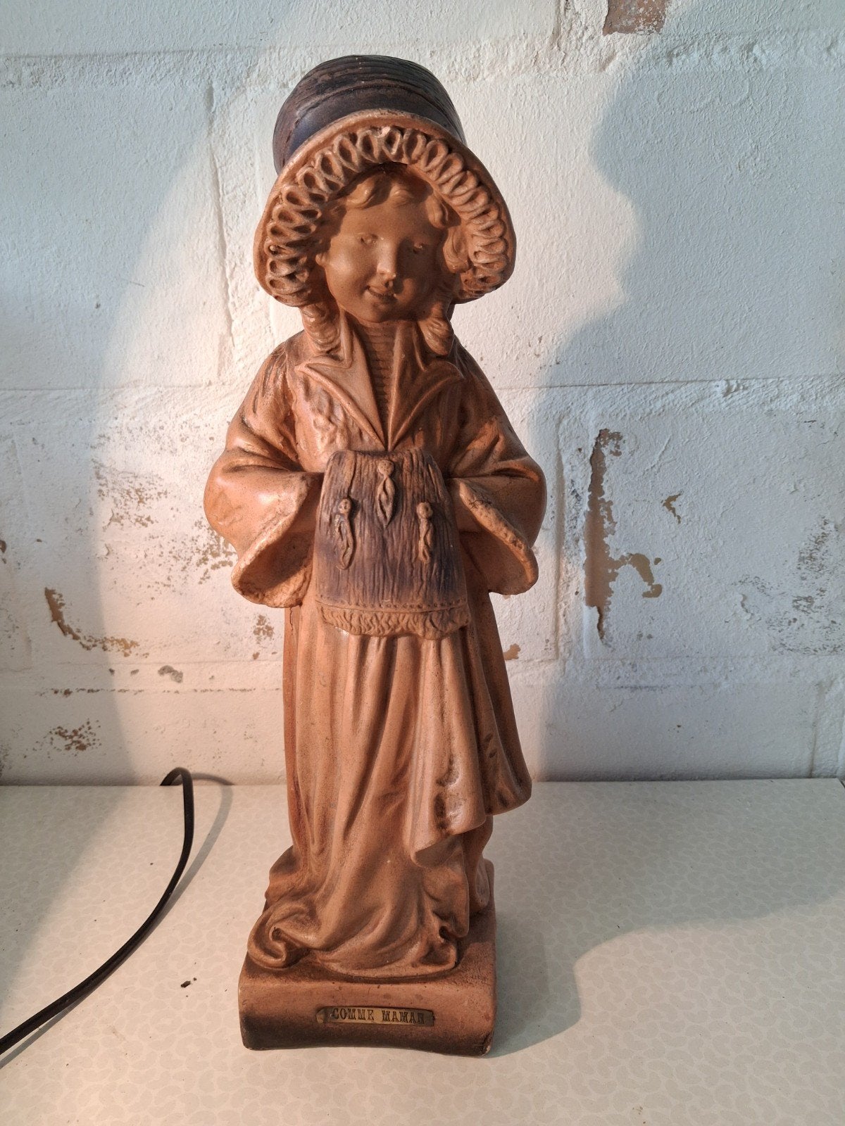 beeld kalk van meisje "comme maman", Enlèvement ou Envoi, Statue