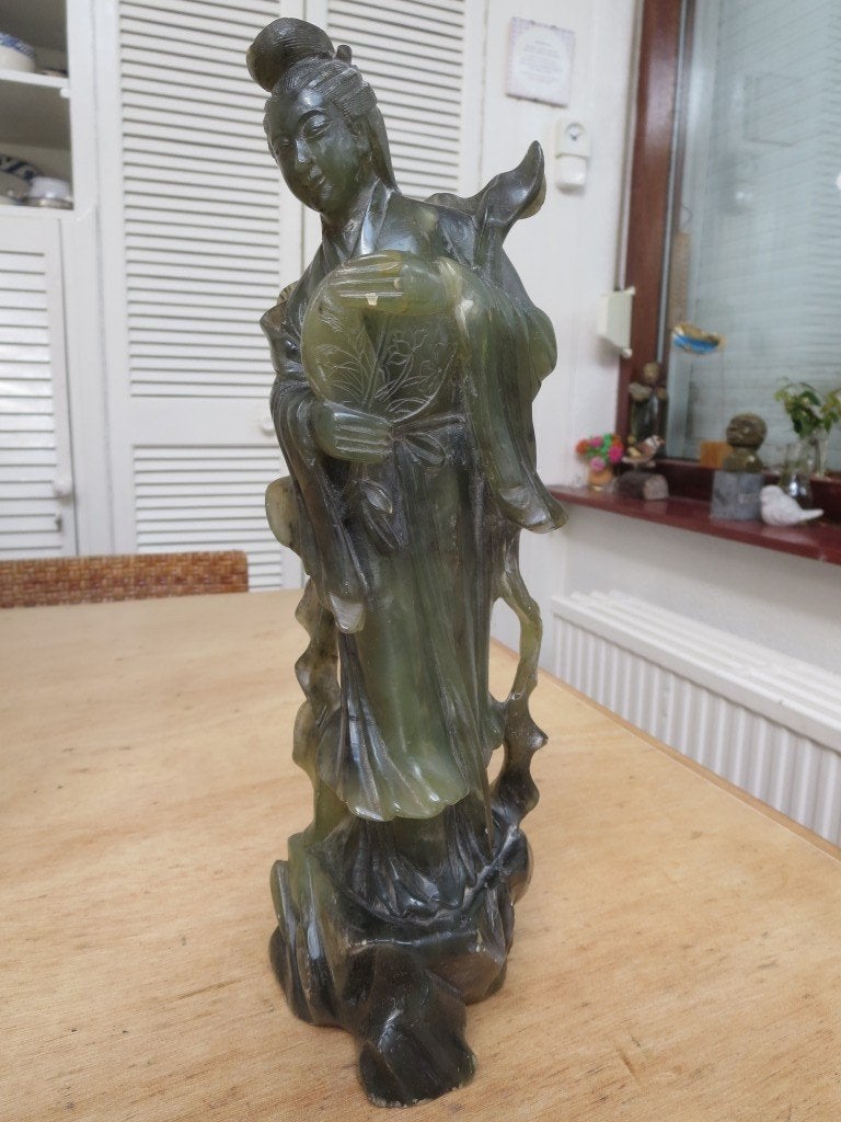 Chinees beeld godin Guanyin gesneden in groene nefrietjade, Antiek en Kunst, Ophalen of Verzenden