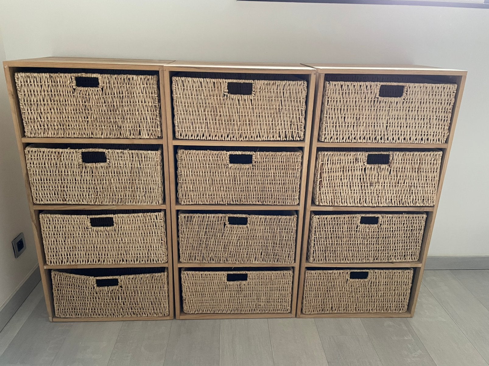 3 kasten met rieten mandjes, Ophalen, Zo goed als nieuw