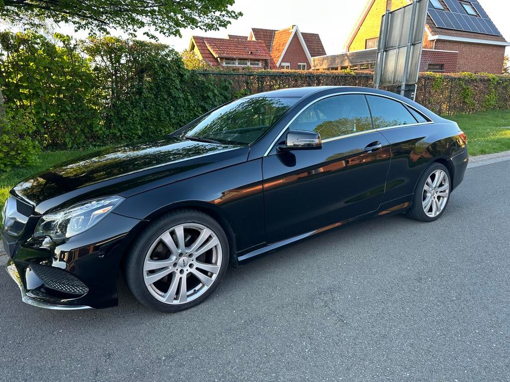 MercedesBenz 212, Auto's, Automaat, Achterwielaandrijving, Zwart, 4 cilinders