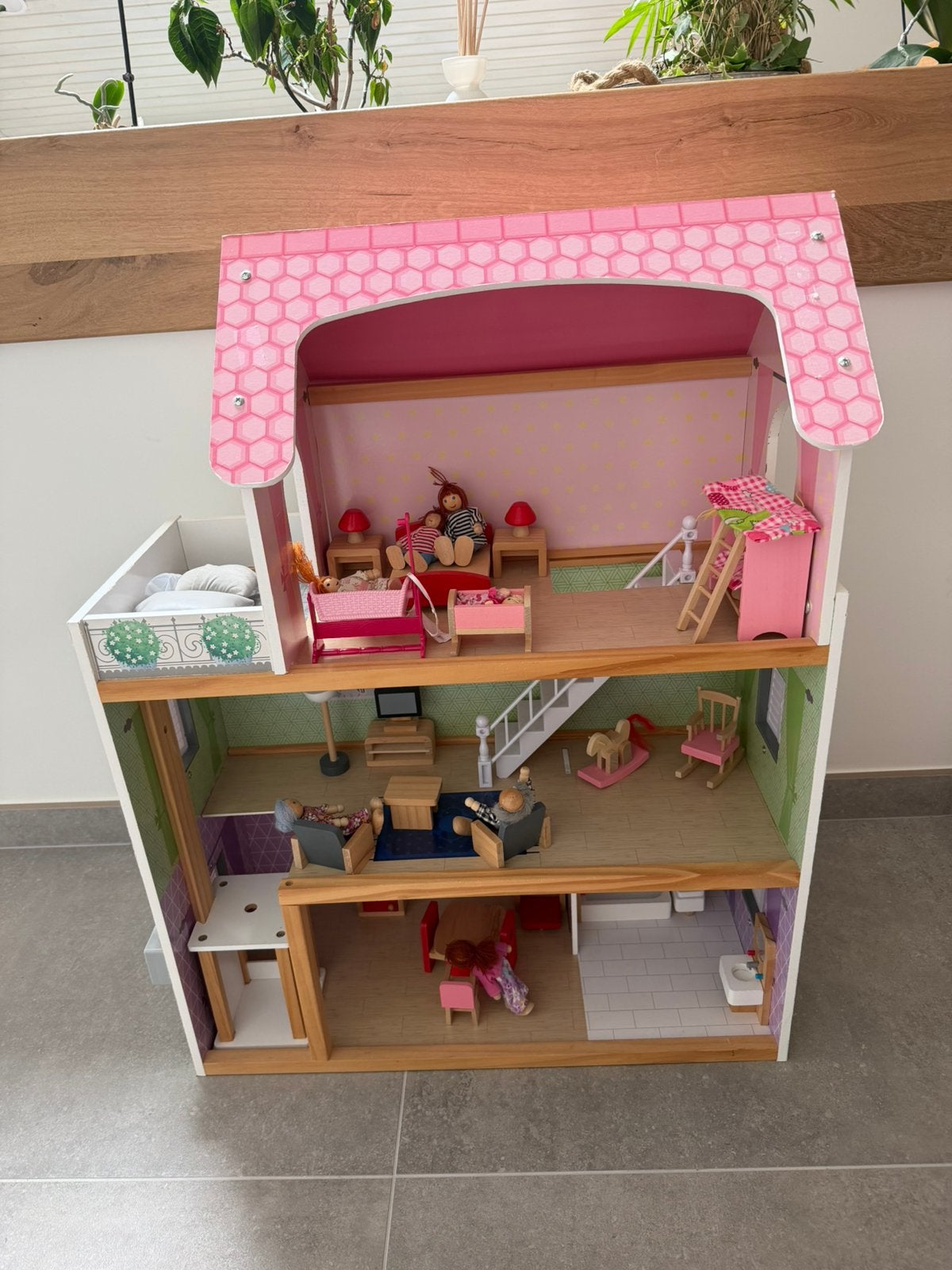 Maison de poupees avec figurines et mobiliers, Enlèvement, Utilisé