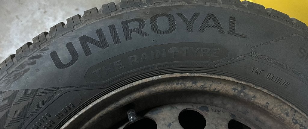 Pneu Uniroyal 4 saisons 205/65-R15 94H casi neuf., Neuf, 15 pouces, 4 Saisons, Véhicule de tourisme