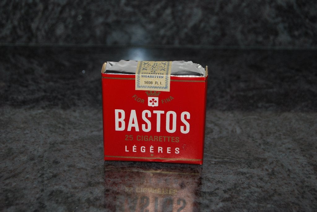 BASTOS. OUD SIGARETTENPAKJE DAT NIET  CONSUMPTIE GESCHIKT IS, Ophalen of Verzenden