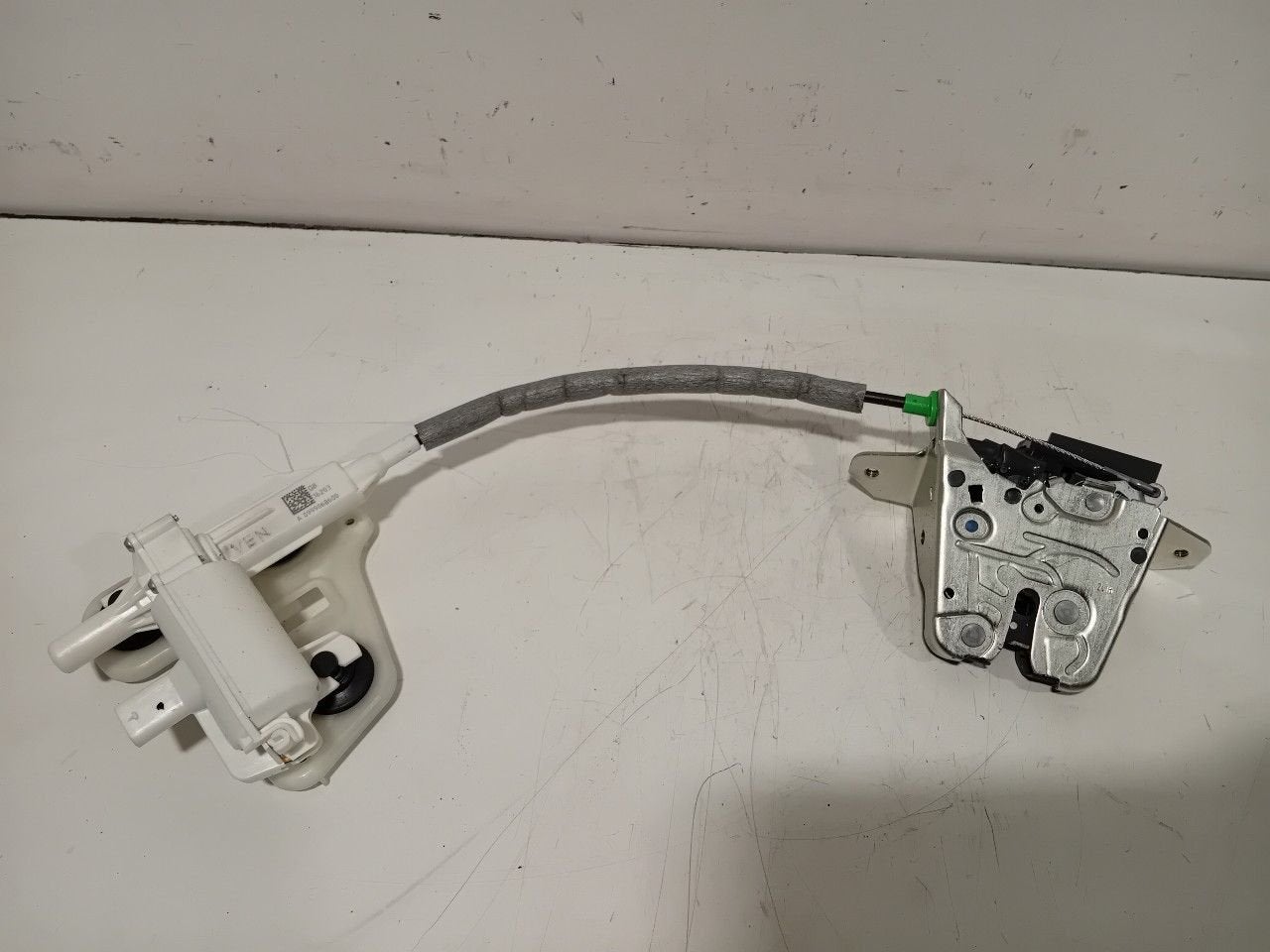 Slot mechaniek kofferdeksel achterklep elektrisch Mercedes-B, Onderdelen@venauto.nl, Van der Ven Autorecycling B.V., Ettenseweg 76, 4706 PB Roosendaal, The Netherlands