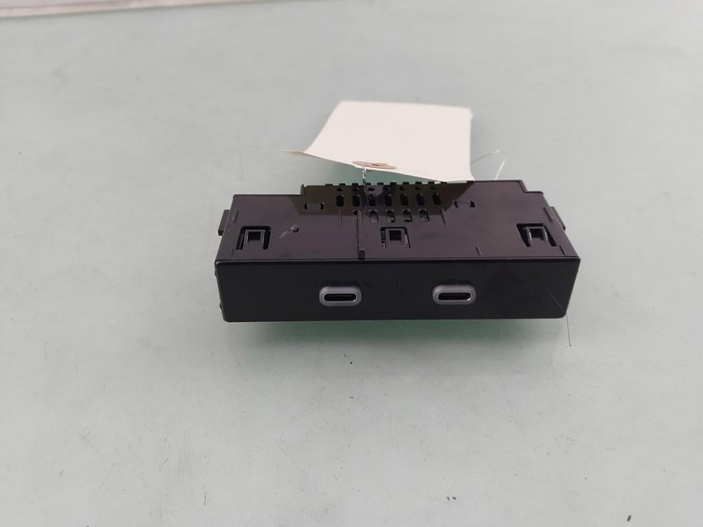 AUX/USB POORT Skoda Kamiq (|657035736|657035736A|), Gebruikt, Info@skoda-auto.de, Skoda, Max-Planck-Straße  3-5
64331  Weiterstadt, DE