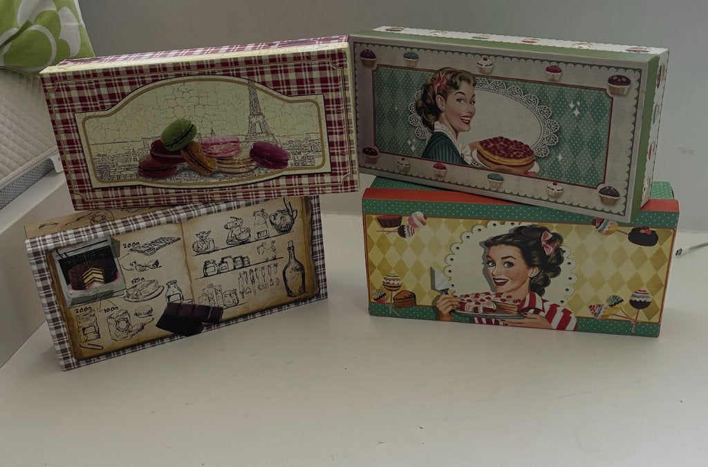 4 baksets Délicieux – macarons, cupcakes, chocolade, Ophalen of Verzenden, Nieuw, Taarten of Cupcakes, Serveervorm