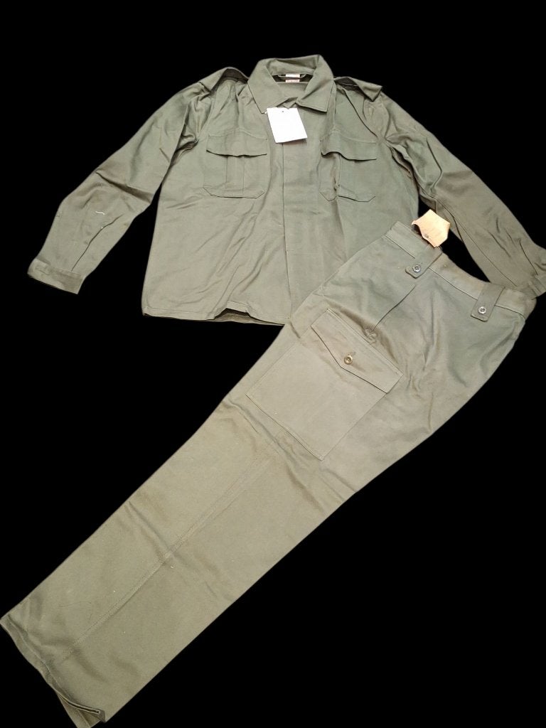 oude olijfgroene katoenen leger luchtmacht tenue, 1982nieuw, Collections, Enlèvement ou Envoi, Armée de l'air, Vêtements ou Chaussures