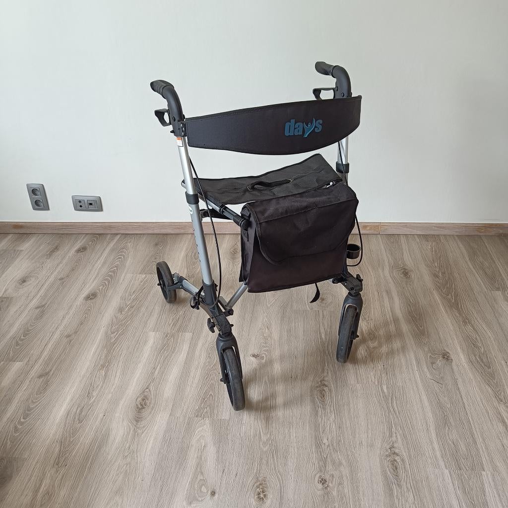Rollator met zitje en tas – goede staat, Ophalen, Opvouwbaar, Zo goed als nieuw